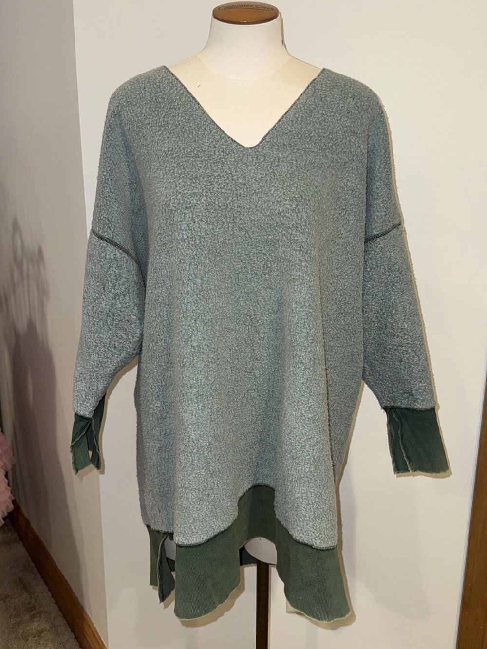 Free People intimately V-Neck Green Sweater Like New